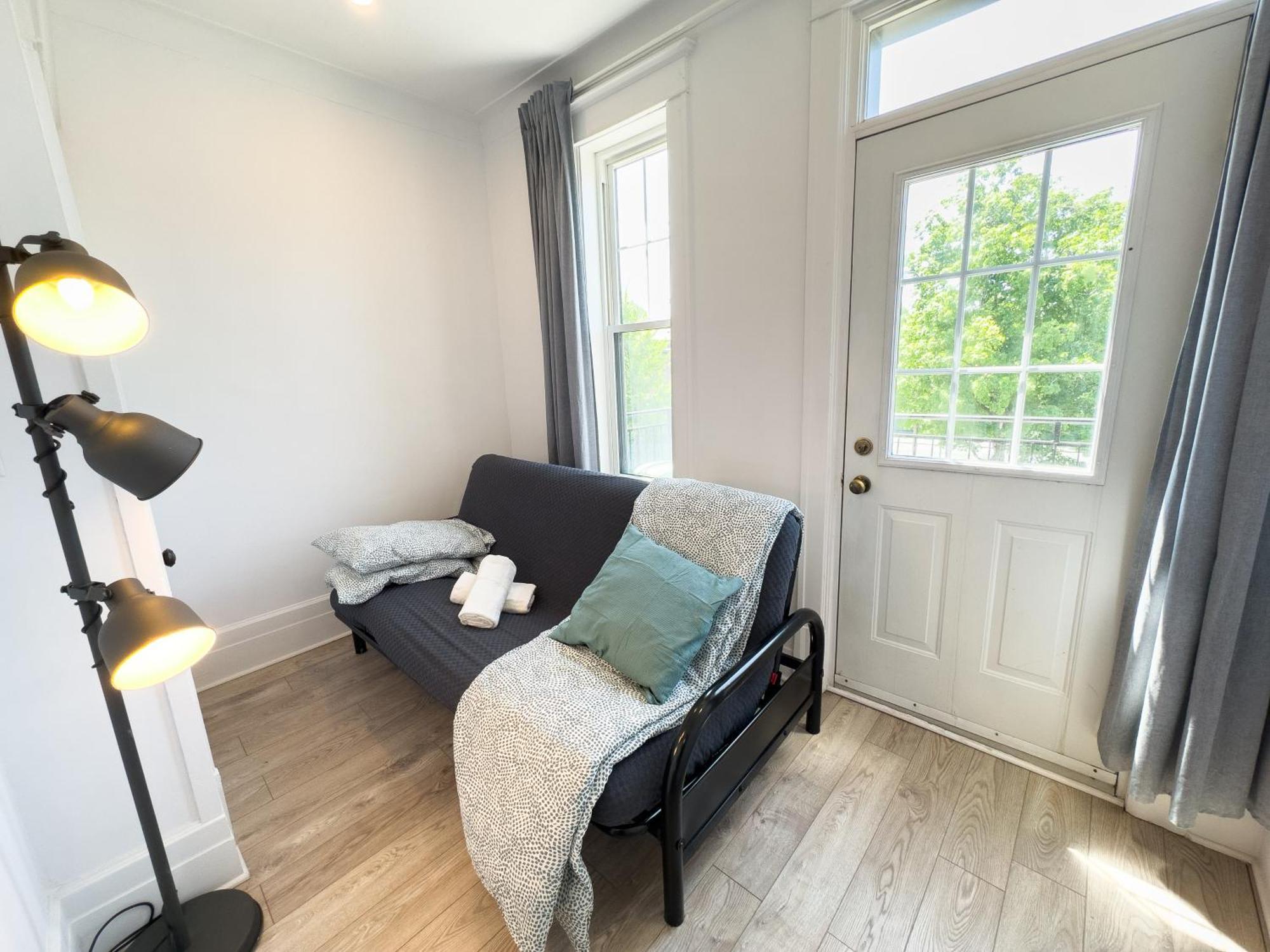 Stunning 3 Bedr ~ 2min Walk To Metro Maria Apartment *