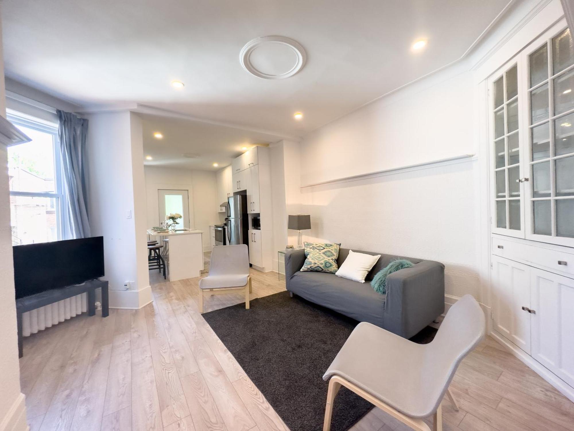Stunning 3 Bedr ~ 2min Walk To Metro Maria Apartment *