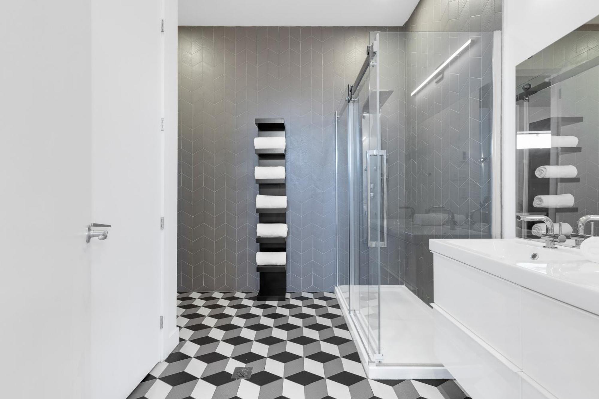 Liv Mtl Plaza 3*