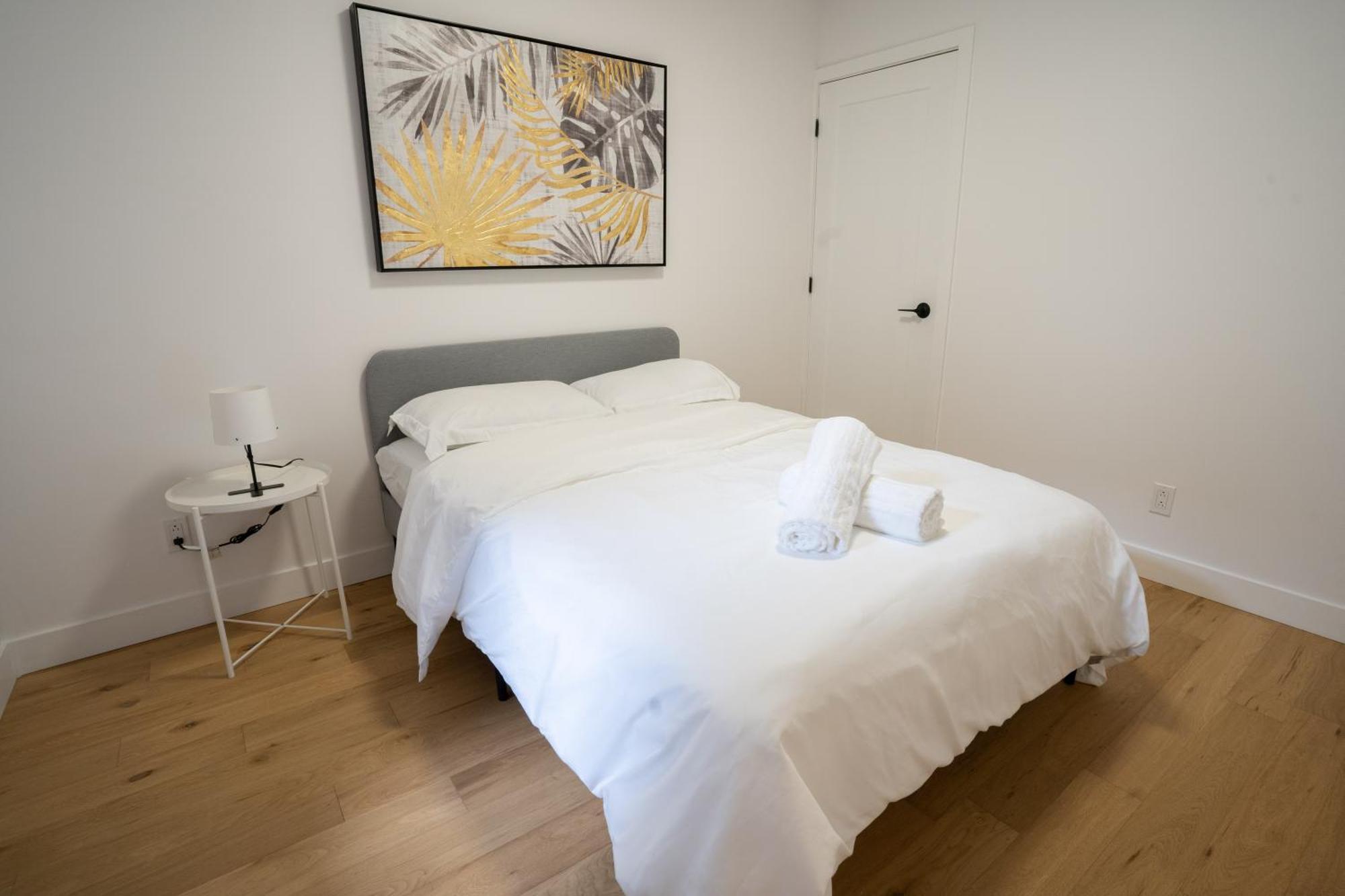 Beautifully Renovated 3br Downtown 2min To Metro * Montreal