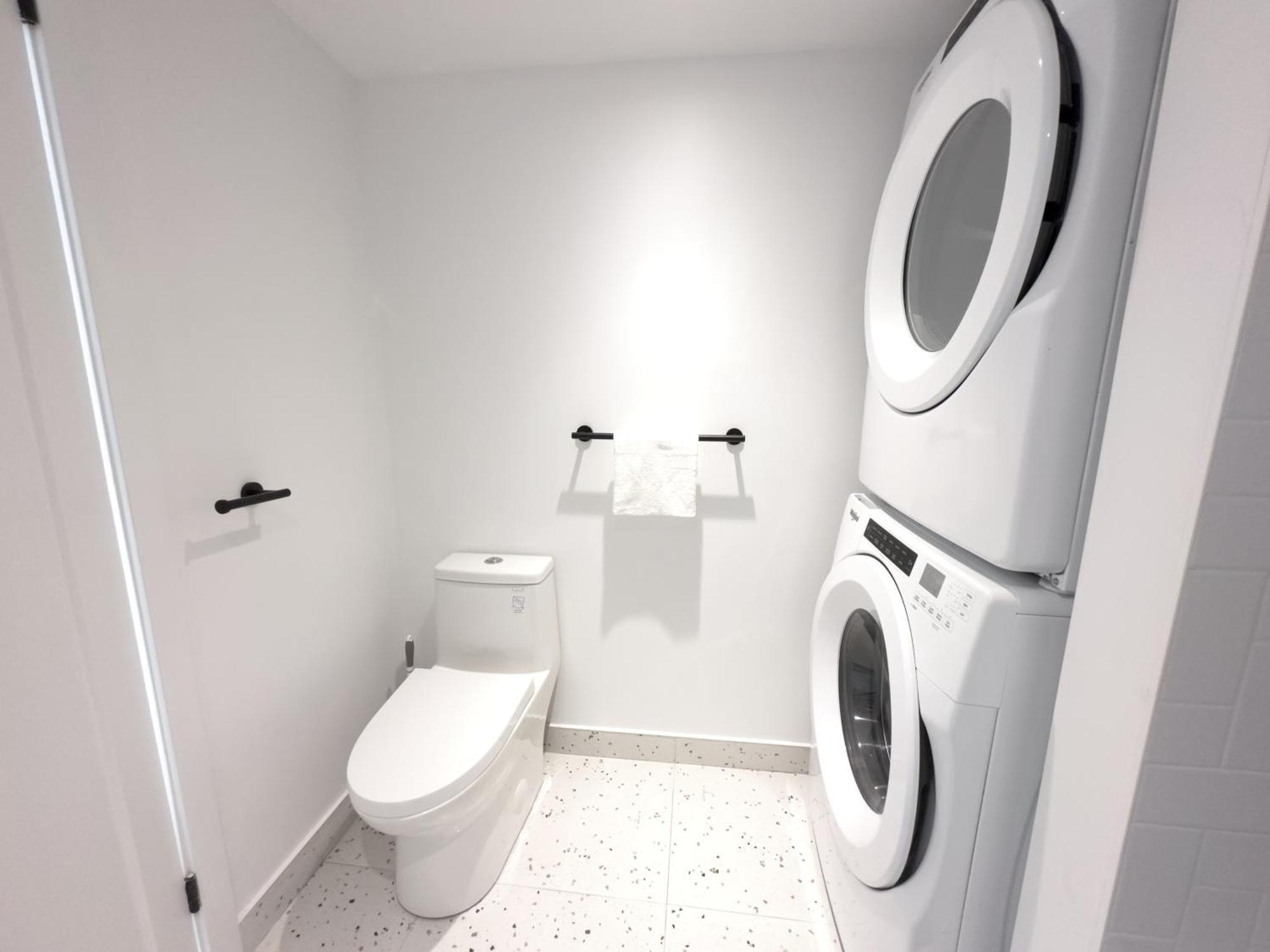 Gorgeous Renovated 3 Bedr Downtown 2mins To Metro! Montreal