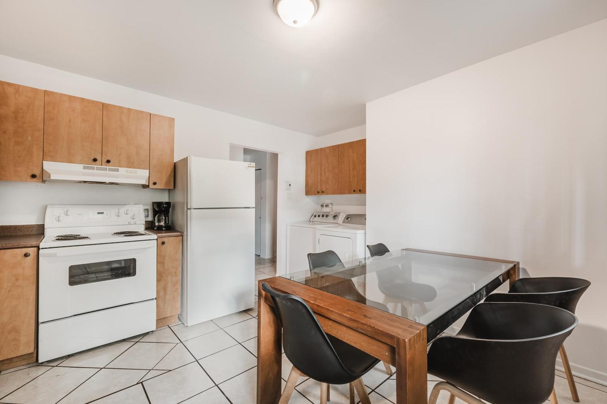 Spacious 3 Bedroom - 572 Apartment