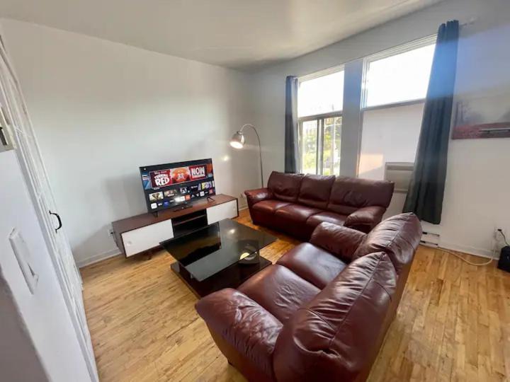 Cozy 2 Bedroom In Mile End Montreal