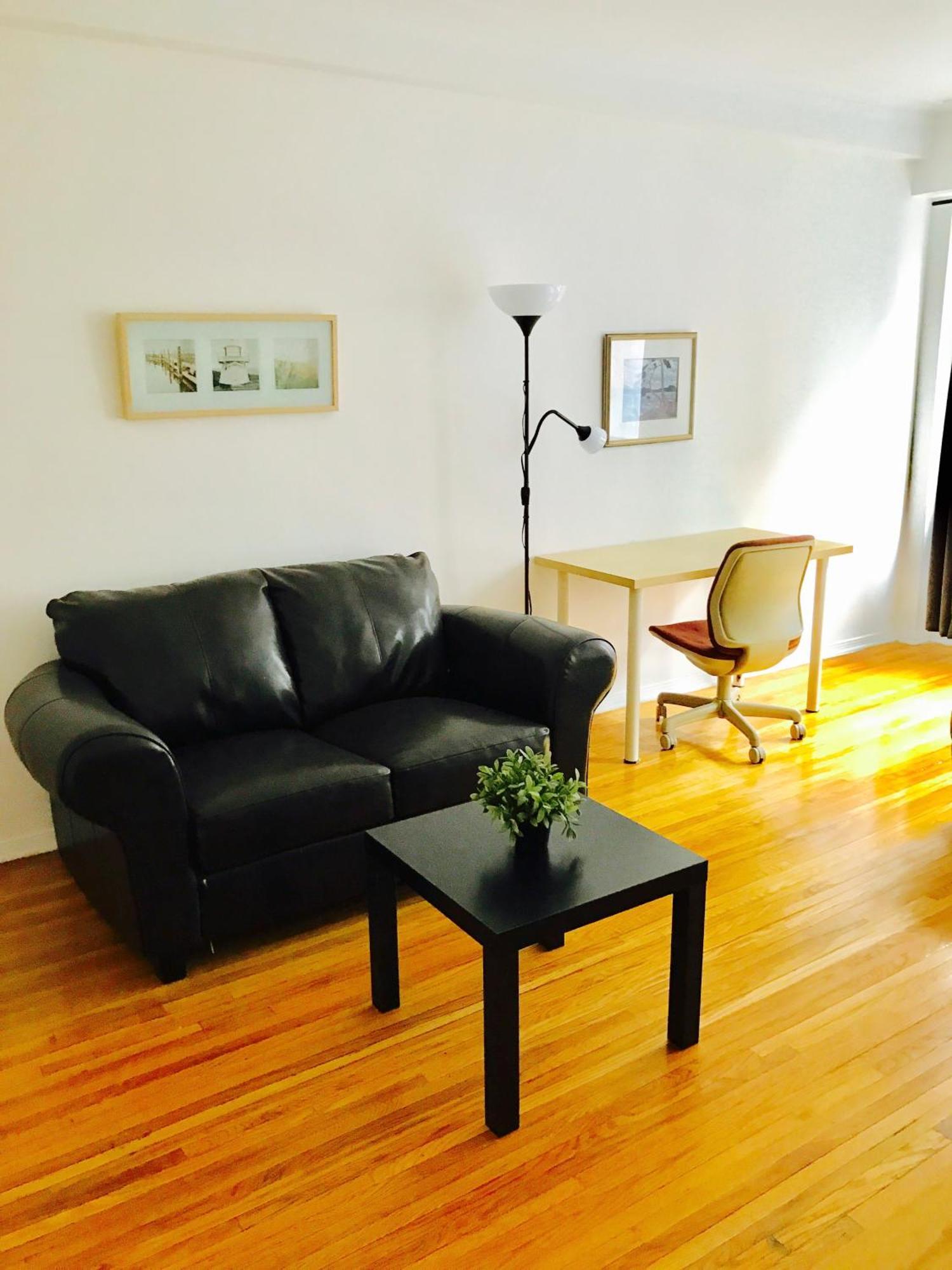 Stylish Apartment: Comfortable In The Golden Square Mile