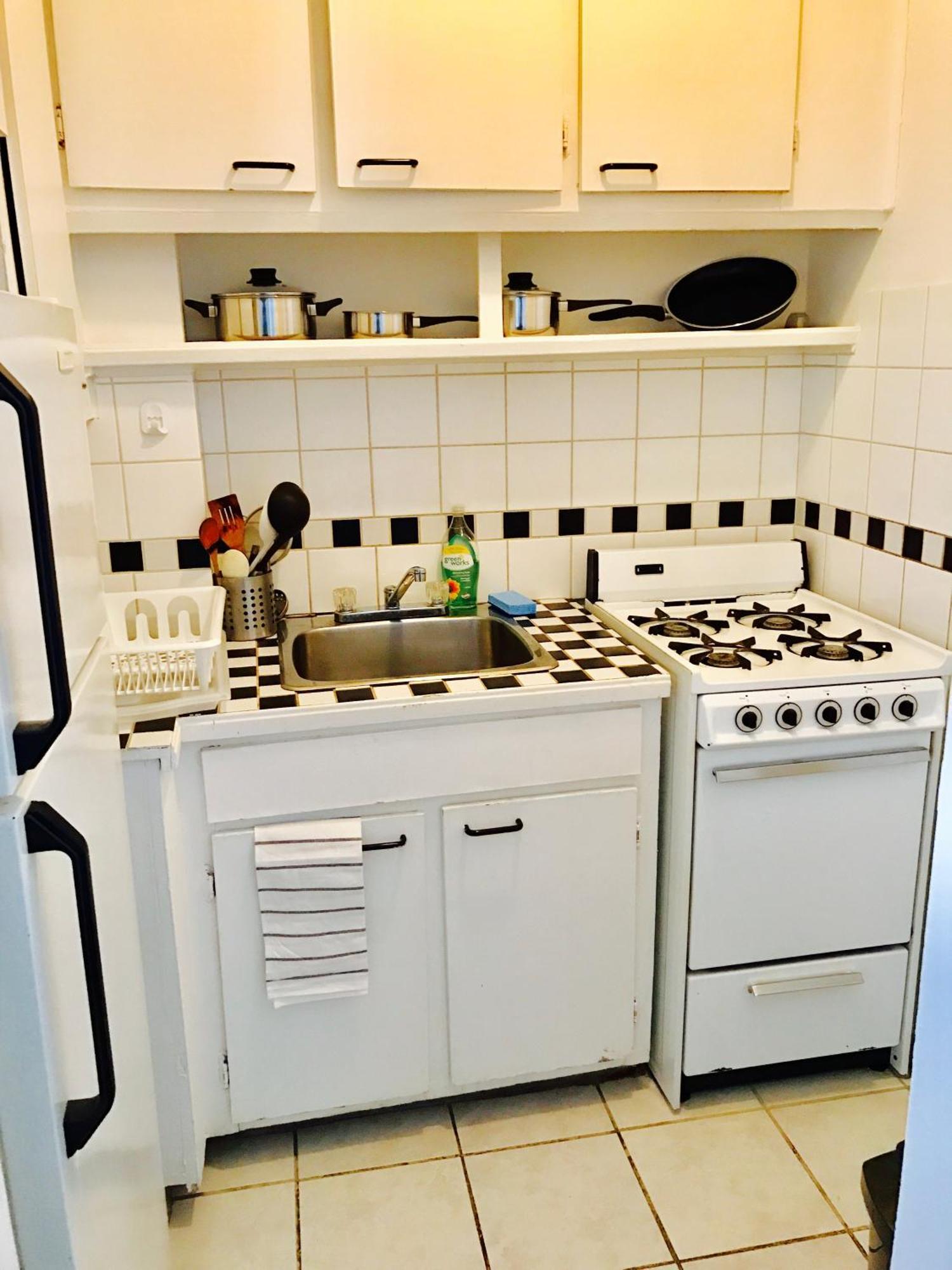 Stylish Apartment: Comfortable In The Golden Square Mile *