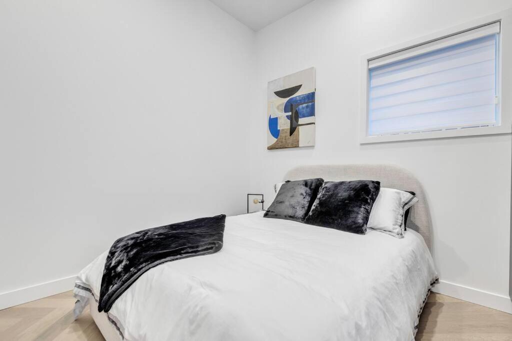 Apartment Stylish 2-bedroom Getaway, Luxurious & Conveniently Located To Experience The Pulse Of The - 5 *