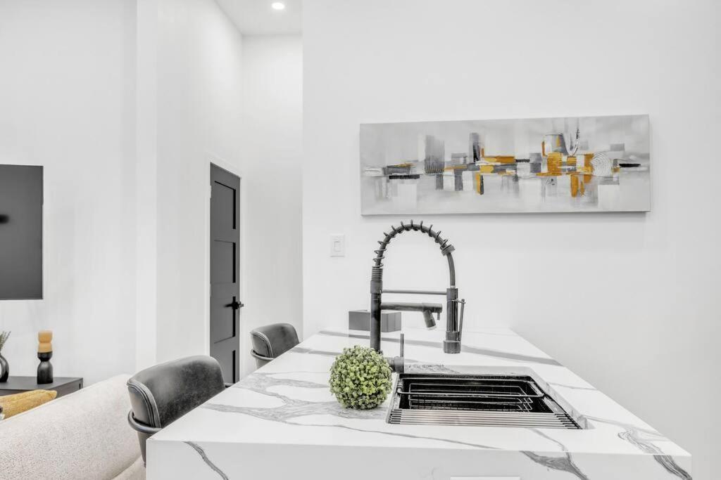 Stylish 2-bedroom Getaway, Luxurious & Conveniently Located To Experience The Pulse Of The - 5 * Montreal