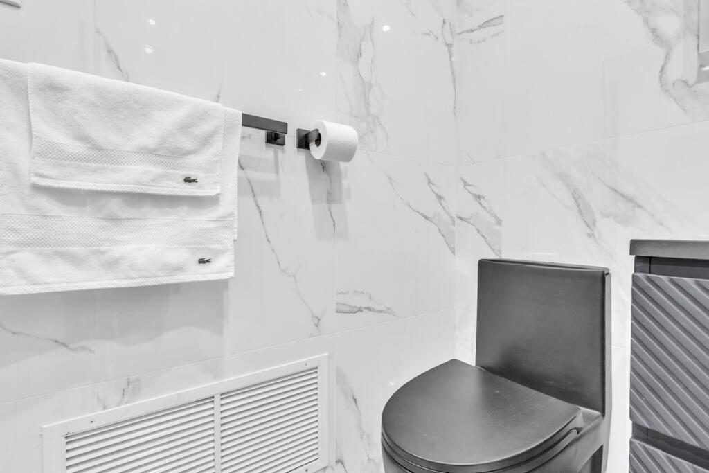 Stylish 2-bedroom Getaway, Luxurious & Conveniently Located To Experience The Pulse Of The - 5 Apartment
