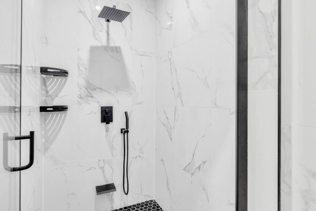 Stylish 2-bedroom Getaway, Luxurious & Conveniently Located To Experience The Pulse Of The - 5 Montreal
