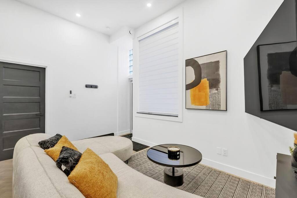 Stylish 2-bedroom Getaway, Luxurious & Conveniently Located To Experience The Pulse Of The - 5