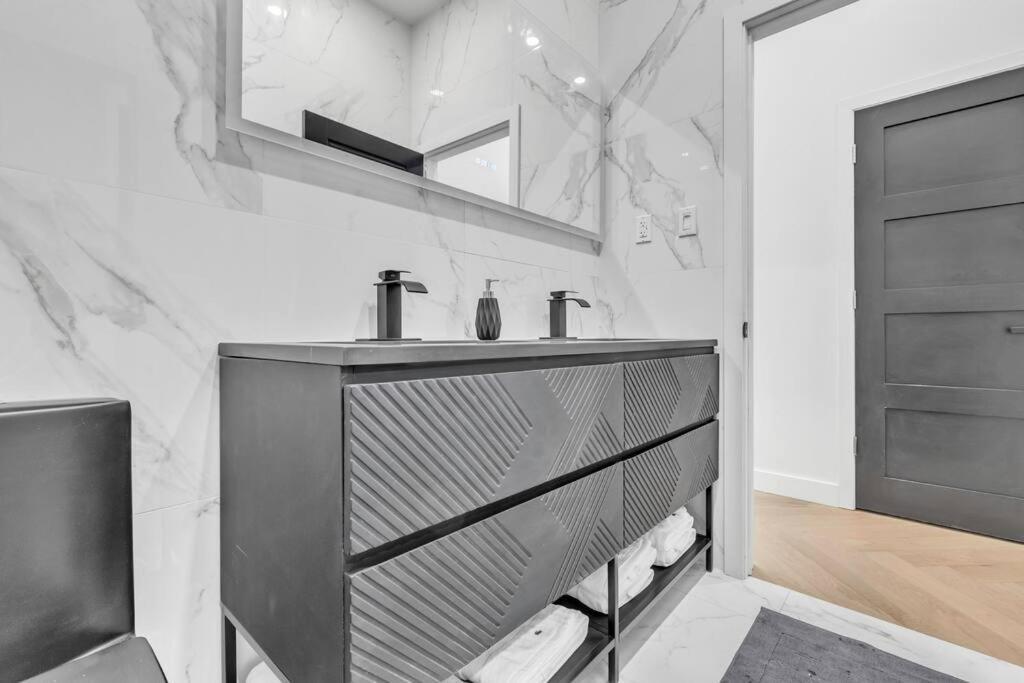 Apartment Stylish 2-bedroom Getaway, Luxurious & Conveniently Located To Experience The Pulse Of The - 5 Montreal