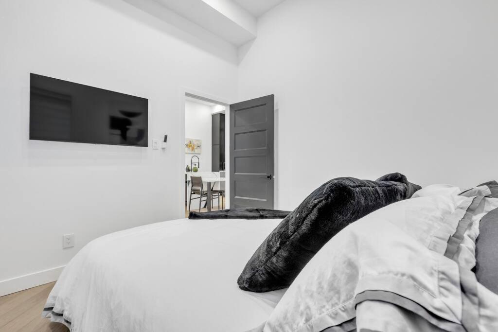Apartment Stylish 2-bedroom Getaway, Luxurious & Conveniently Located To Experience The Pulse Of The - 5