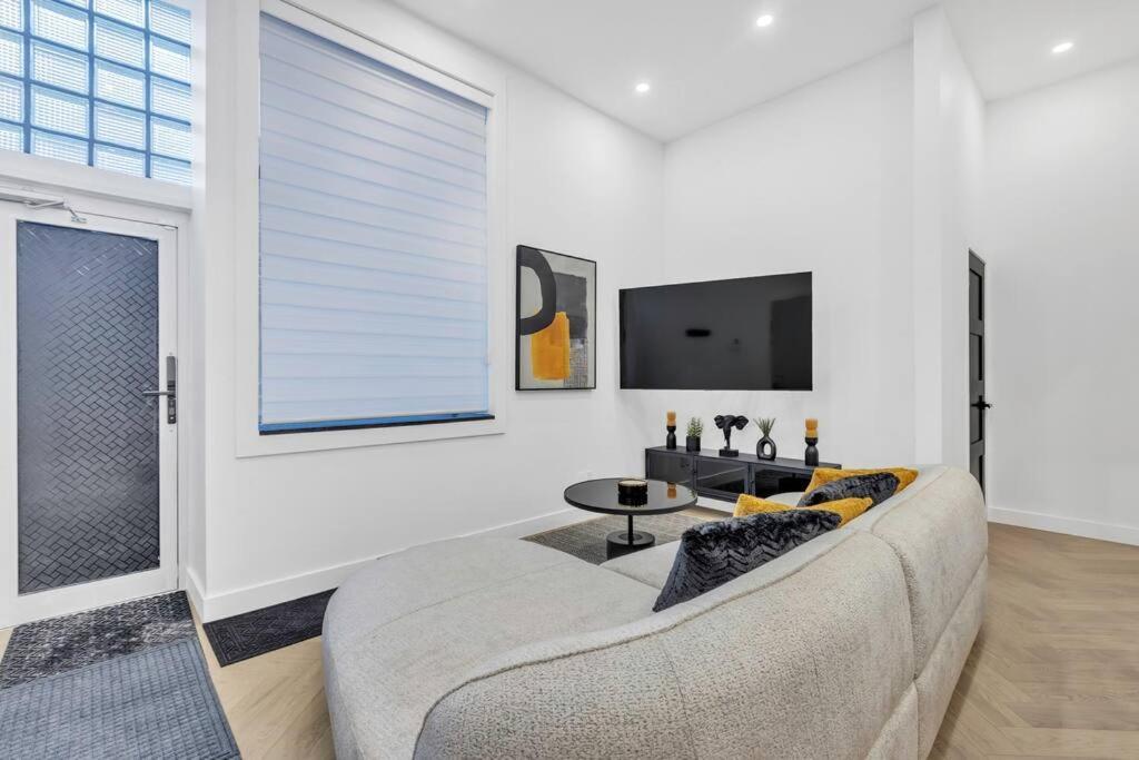 Stylish 2-bedroom Getaway, Luxurious & Conveniently Located To Experience The Pulse Of The - 5 Apartment Montreal