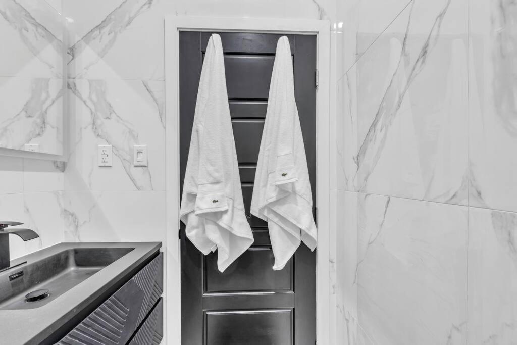 Apartment Stylish 2-bedroom Getaway, Luxurious & Conveniently Located To Experience The Pulse Of The - 5 *