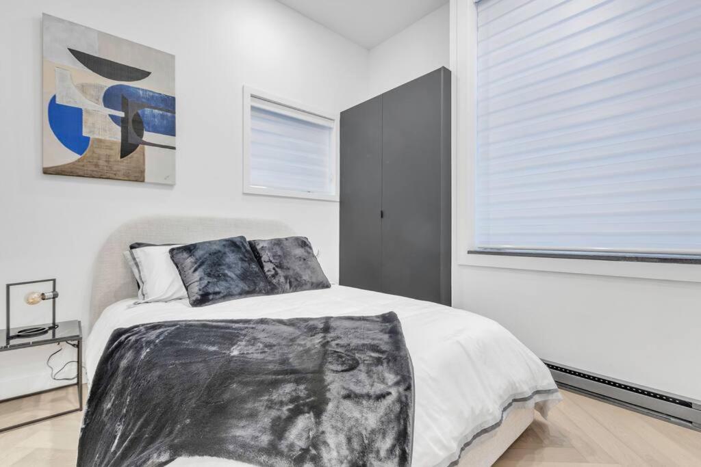 Stylish 2-bedroom Getaway, Luxurious & Conveniently Located To Experience The Pulse Of The - 5 *