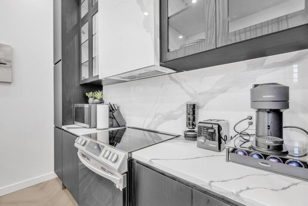 Stylish 2-bedroom Getaway, Luxurious & Conveniently Located To Experience The Pulse Of The - 5 Montreal