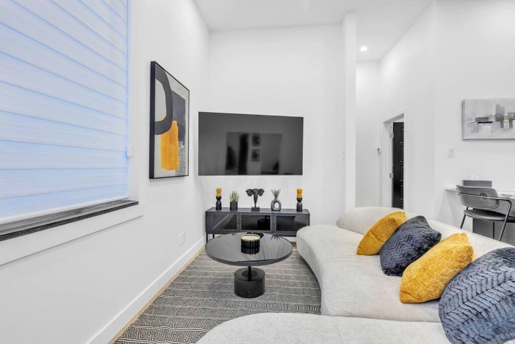 Stylish 2-bedroom Getaway, Luxurious & Conveniently Located To Experience The Pulse Of The - 5 *