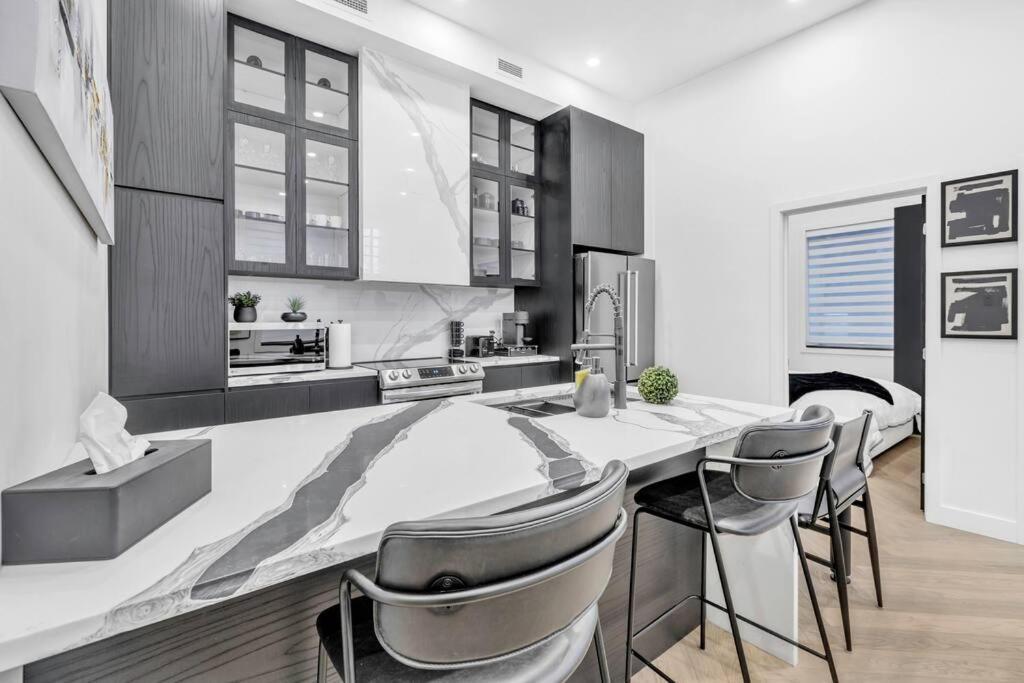 Stylish 2-bedroom Getaway, Luxurious & Conveniently Located To Experience The Pulse Of The - 5 Montreal