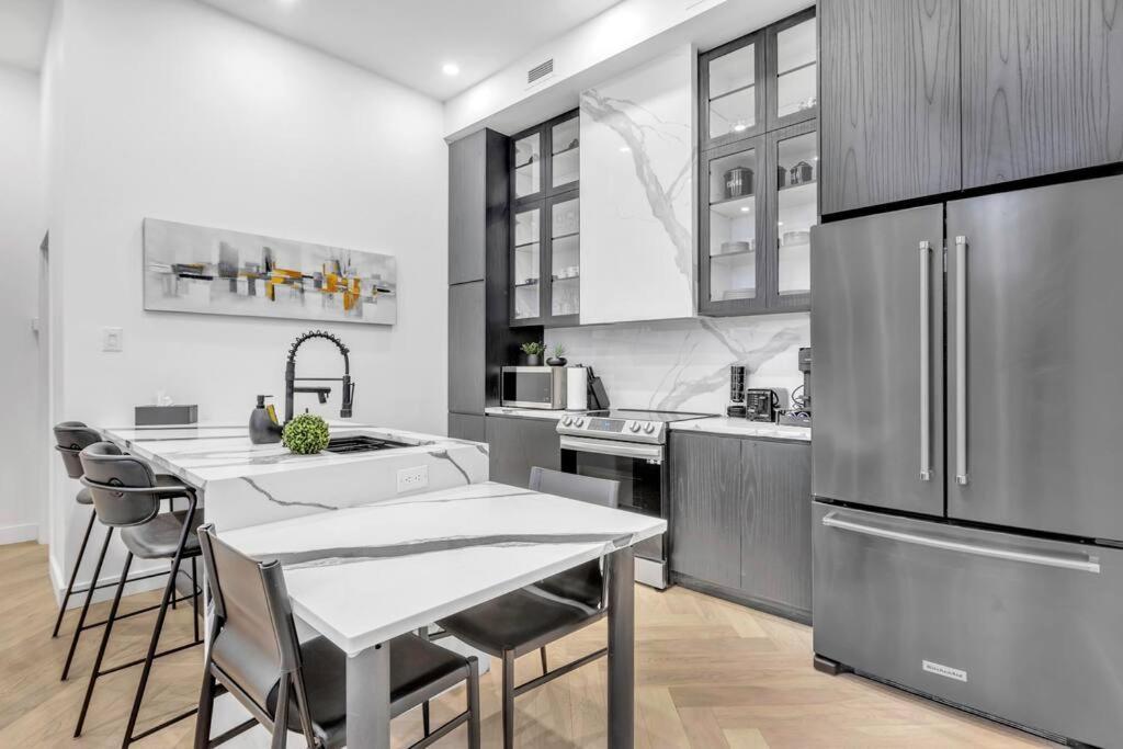 Stylish 2-bedroom Getaway, Luxurious & Conveniently Located To Experience The Pulse Of The - 5 Apartment *