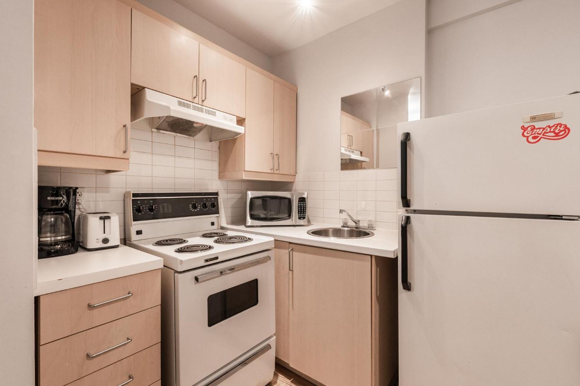 One Bedroom 10 Min From Downtown - 106