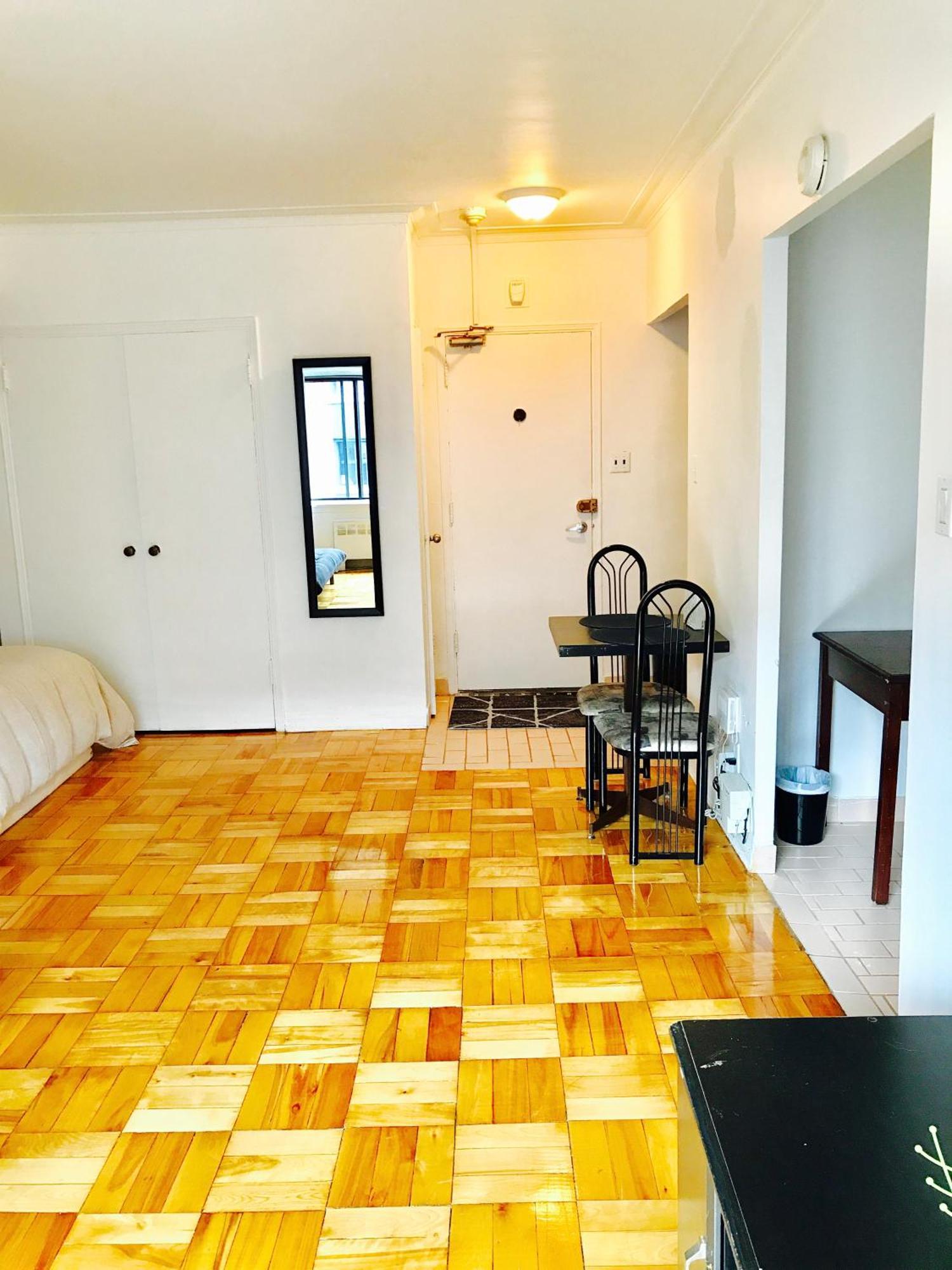 Stylish Apartment: Comfortable In The Golden Square Mile *