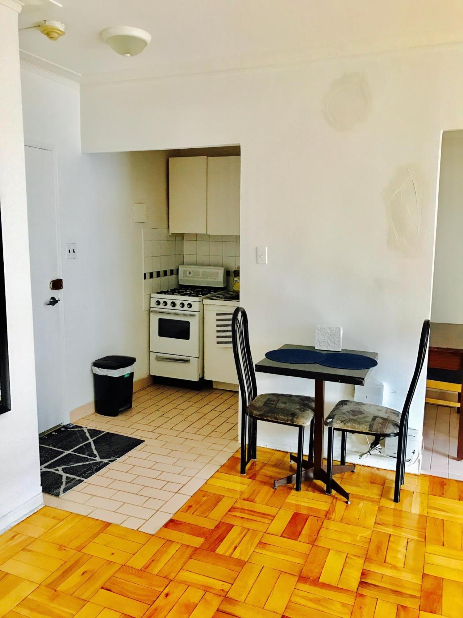 Apartment Stylish Apartment: Comfortable In The Golden Square Mile
