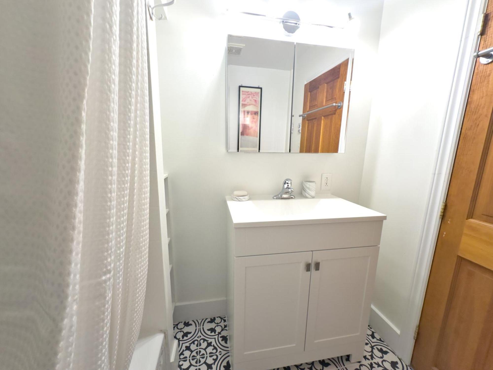 Superb 3 Bed 3mins From Mont-royal Metro Apartment *