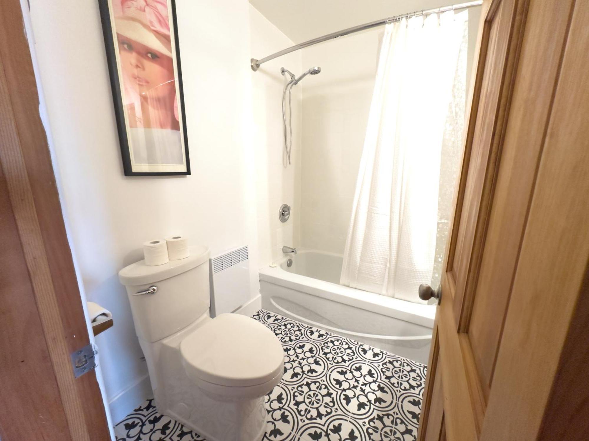 Apartment Superb 3 Bed 3mins From Mont-royal Metro Montreal