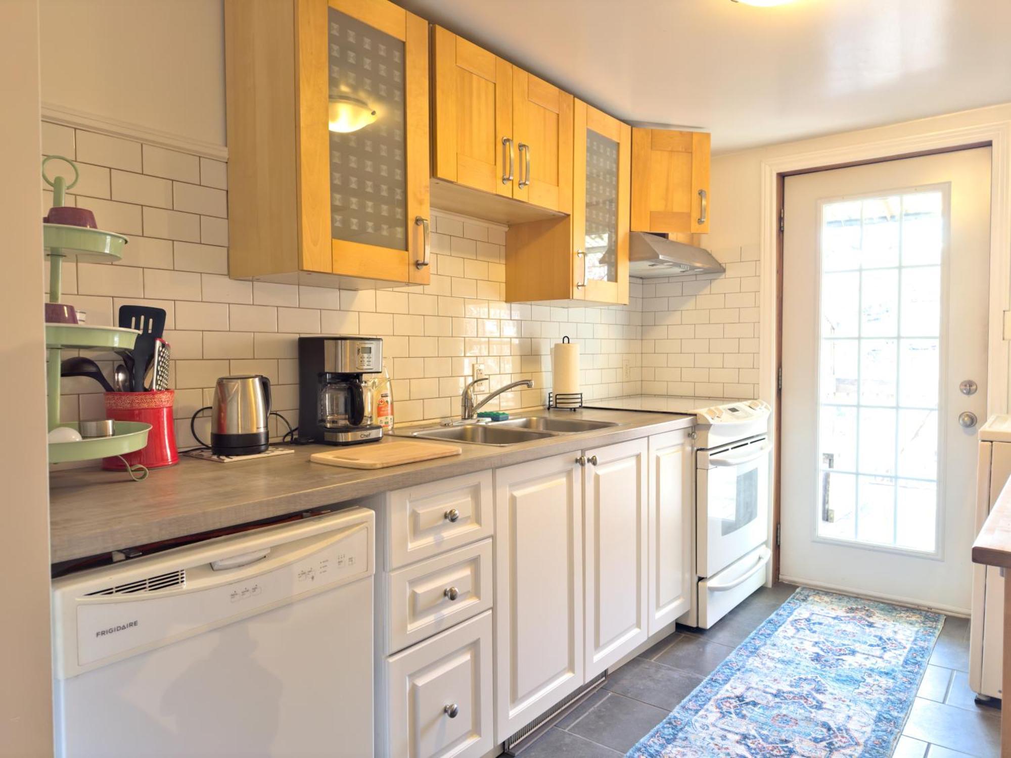 Superb 3 Bed 3mins From Mont-royal Metro * Montreal