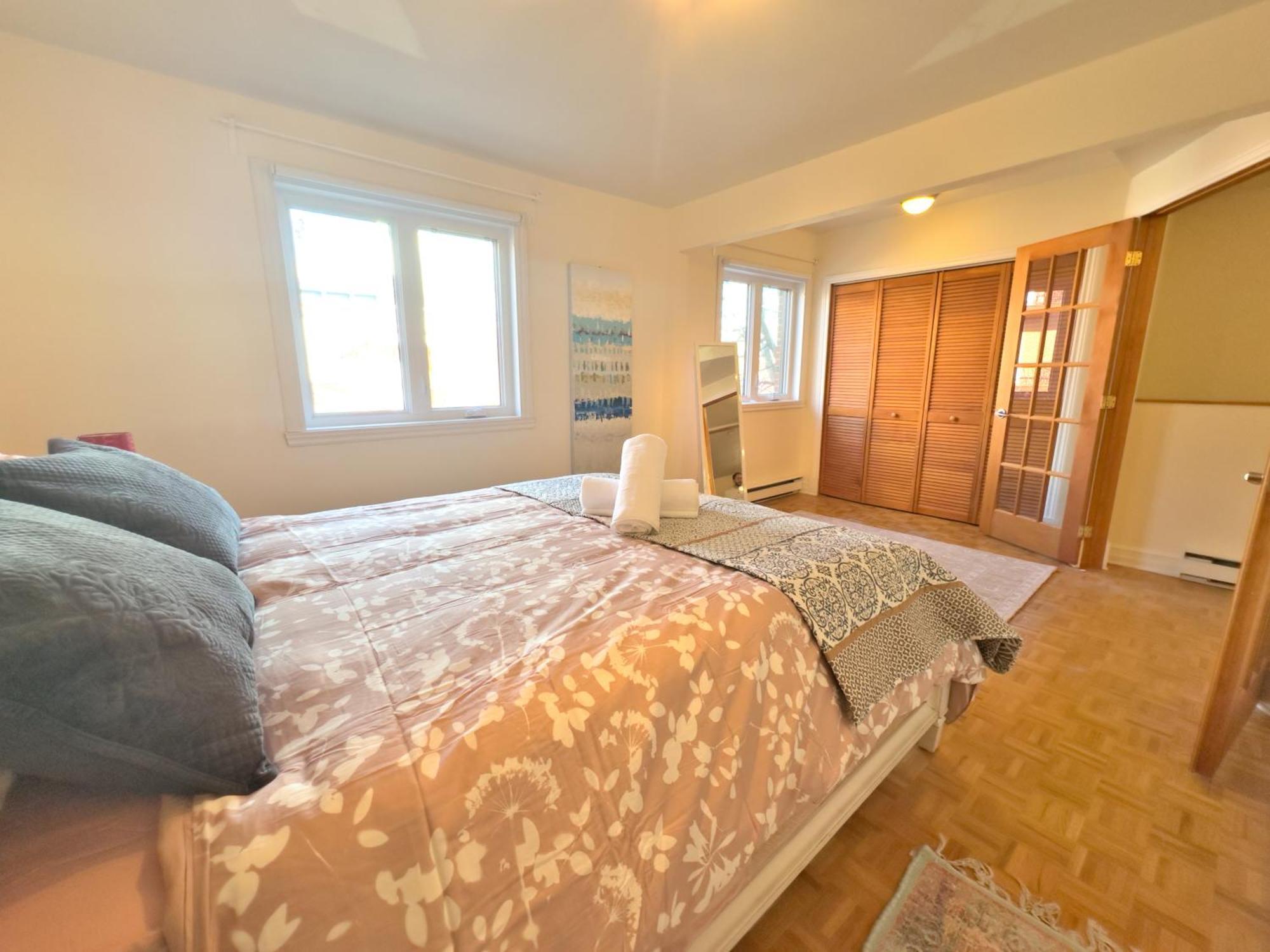 Superb 3 Bed 3mins From Mont-royal Metro