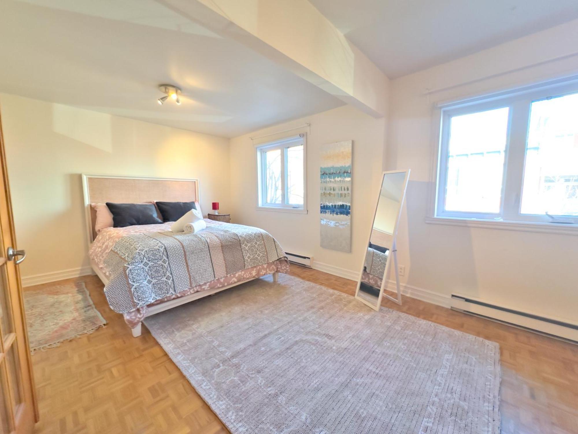 Superb 3 Bed 3mins From Mont-royal Metro