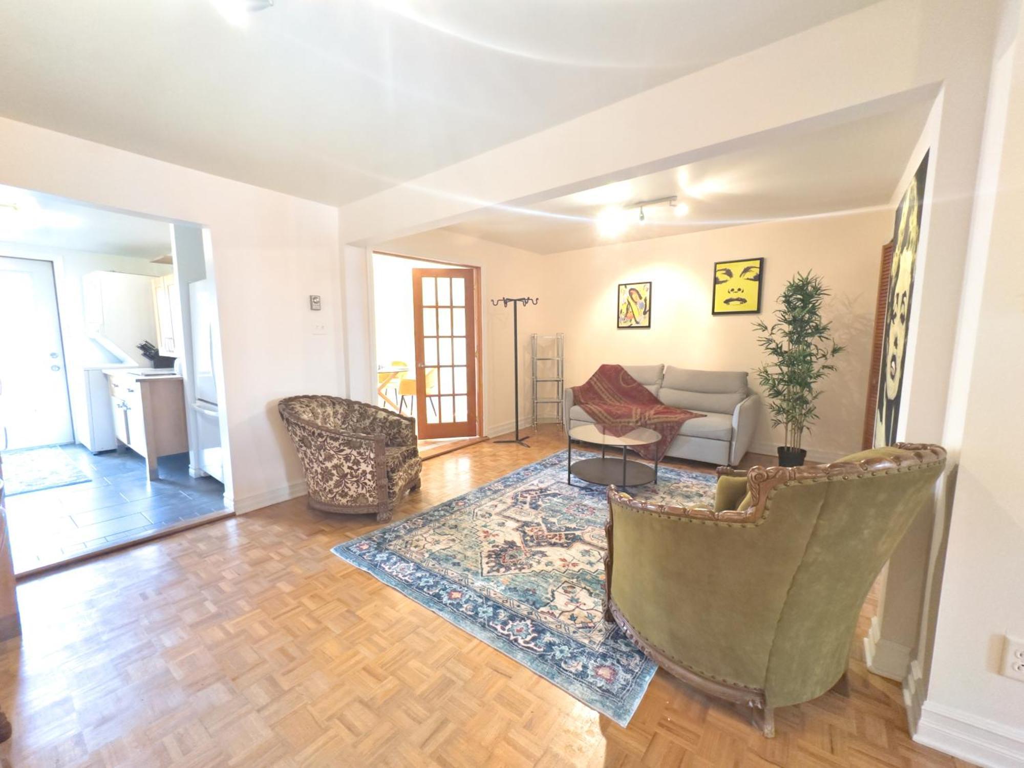 Superb 3 Bed 3mins From Mont-royal Metro Apartment Montreal