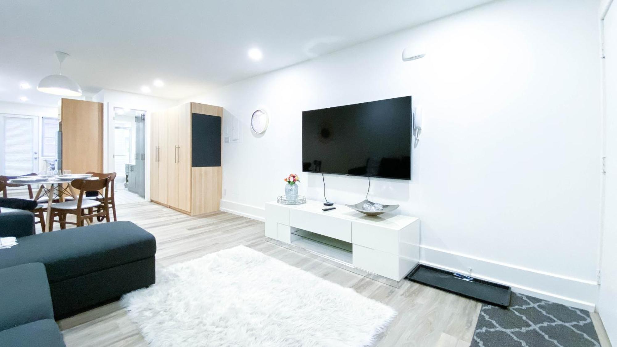 Lovely 1 Bed & Sofa Bed In Plateau Steps From Laurier Metro Apartment