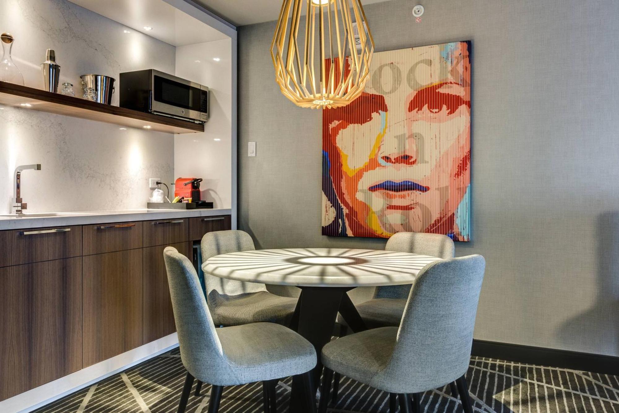 Hotel Renaissance Downtown 4*