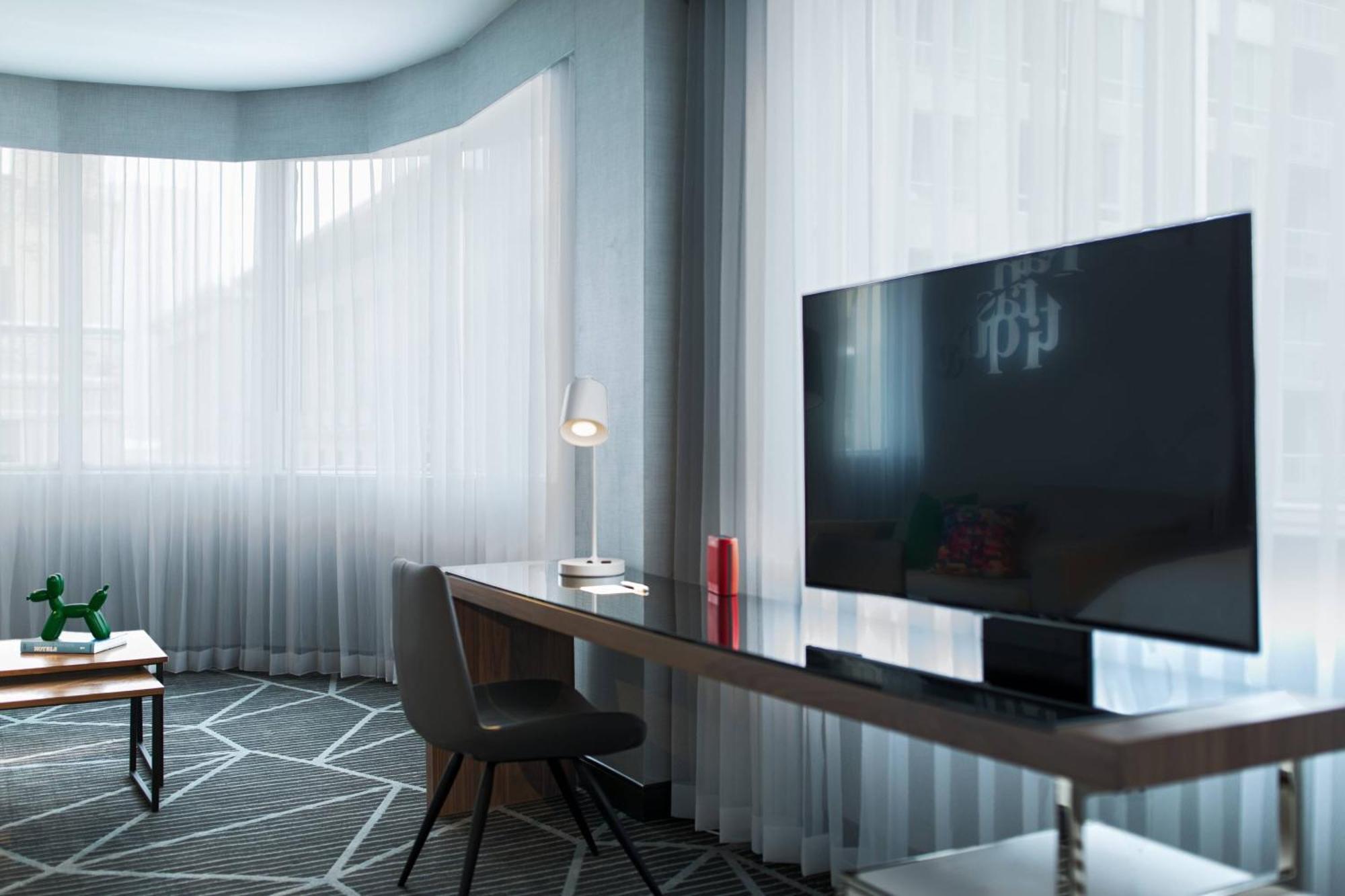 Renaissance Downtown 4* Montreal