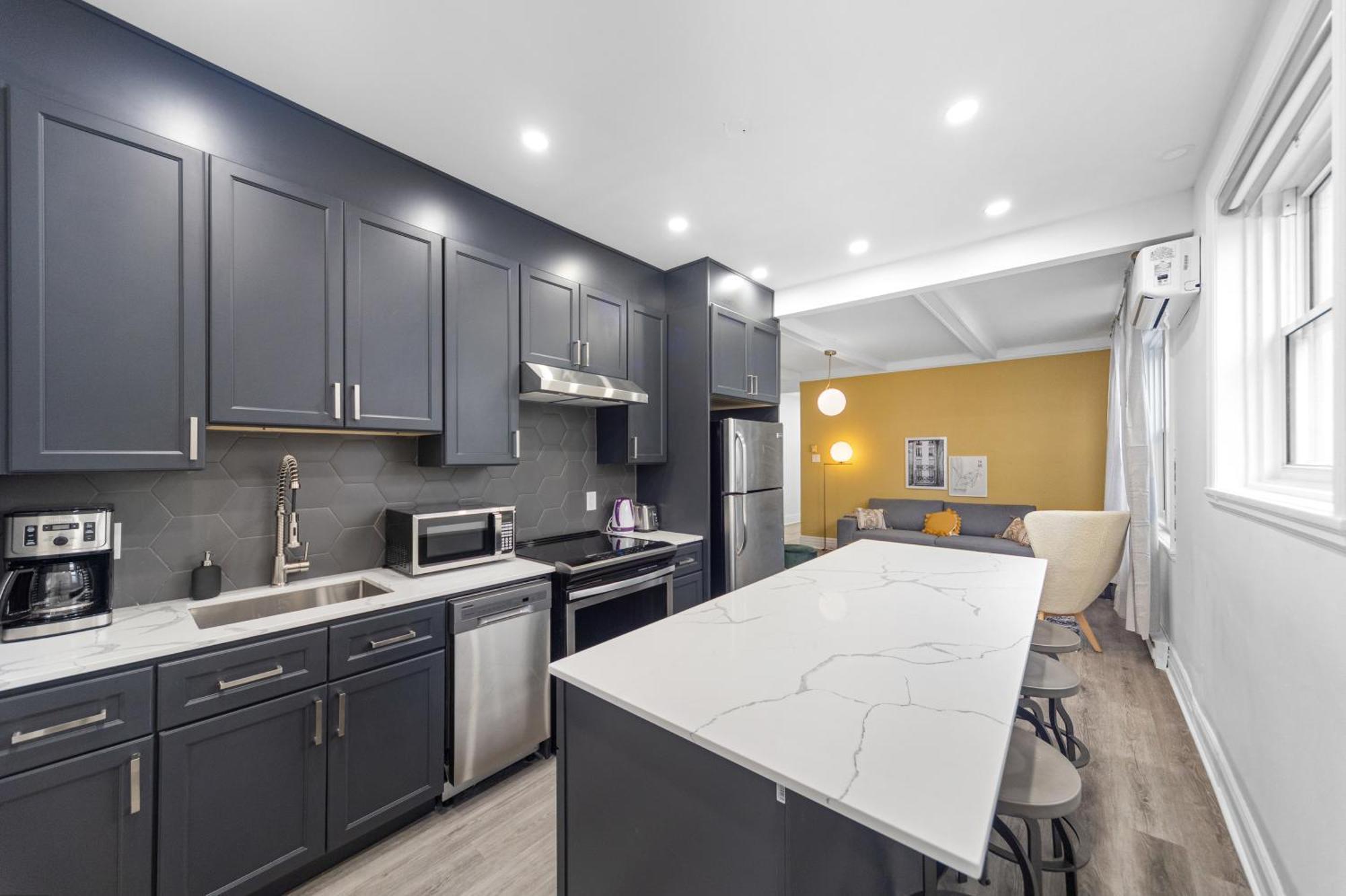 Apartment Modern And Cozy 4 Bedrooms Sleep 12 Montreal