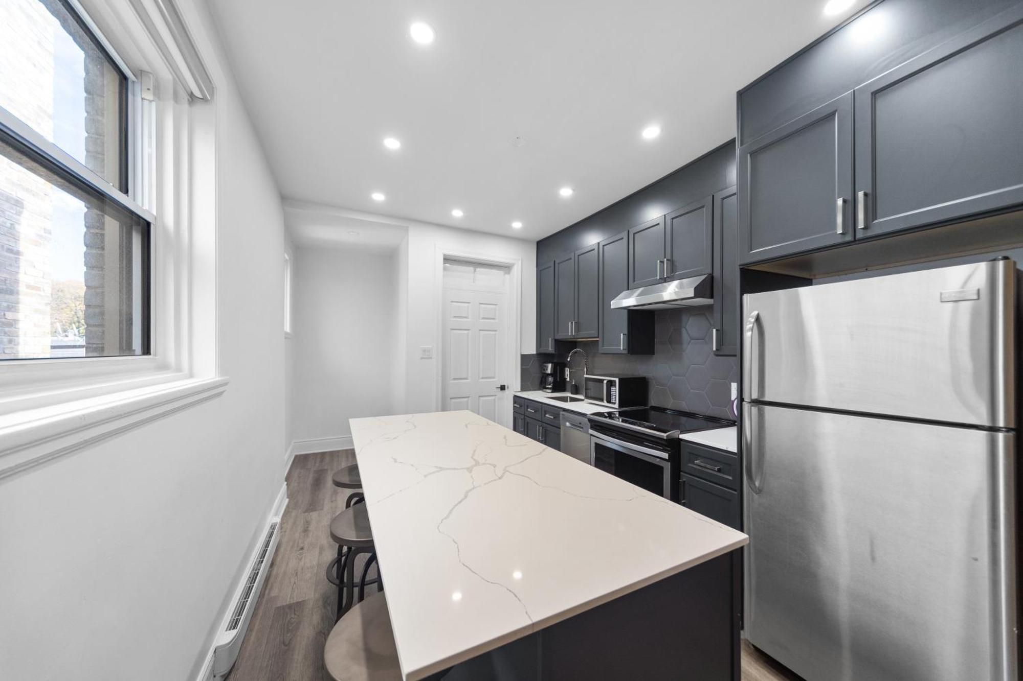 Modern And Cozy 4 Bedrooms Sleep 12 Montreal