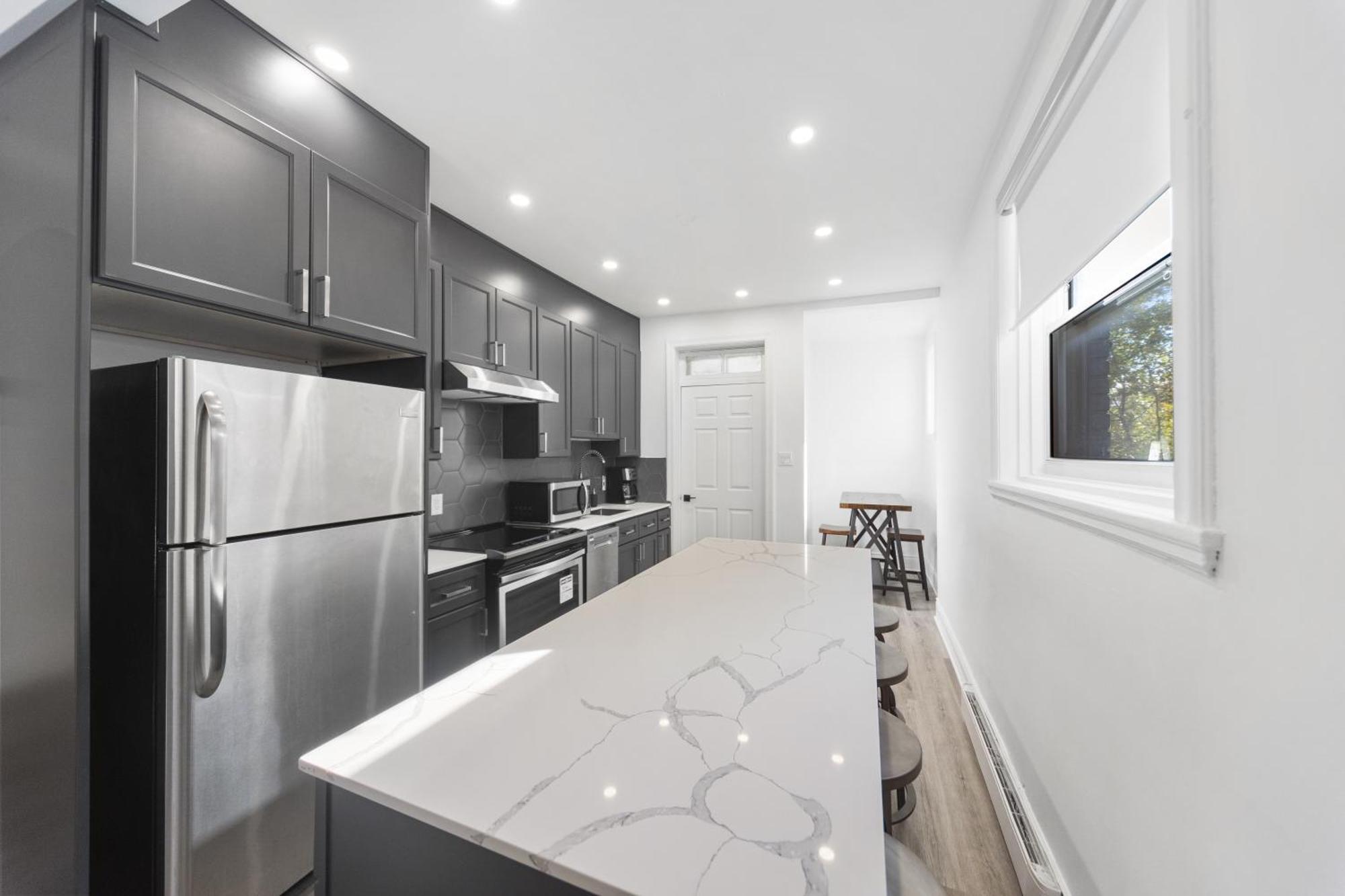 Modern And Cozy 4 Bedrooms Sleep 12 Apartment *