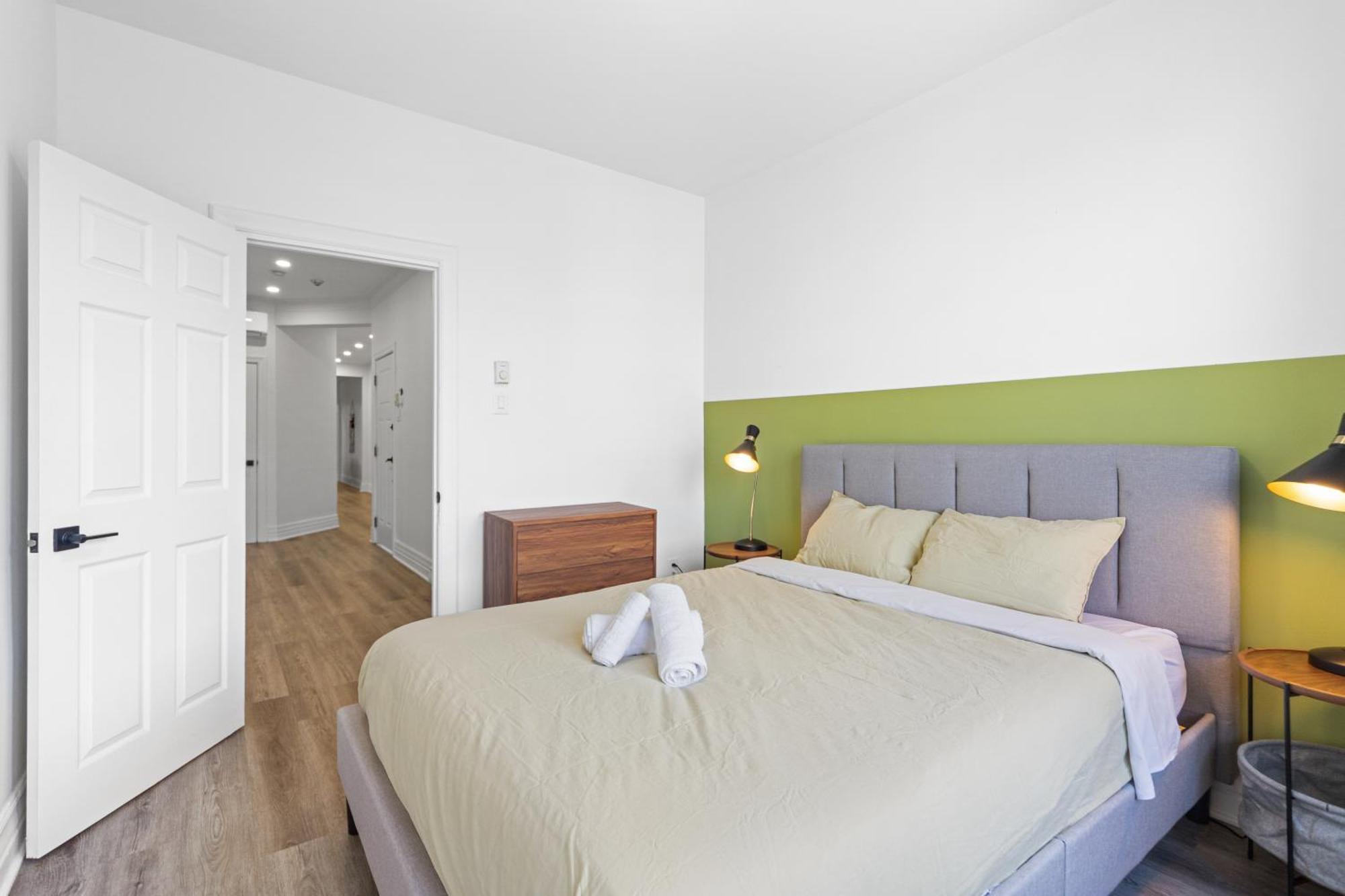 Modern And Cozy 4 Bedrooms Sleep 12 Apartment Montreal