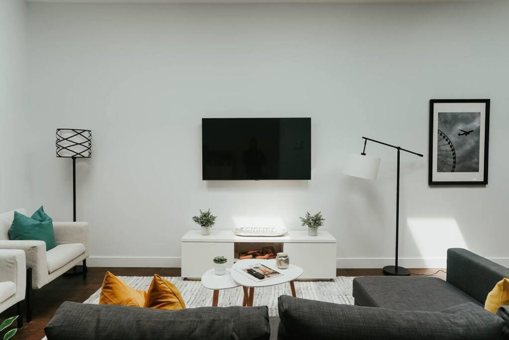 Hresidences Modern Apt On Main St Hubert Street