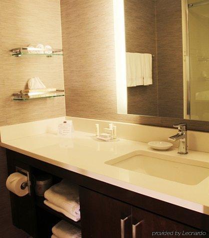 By Marriott Downtown Hotel Montreal