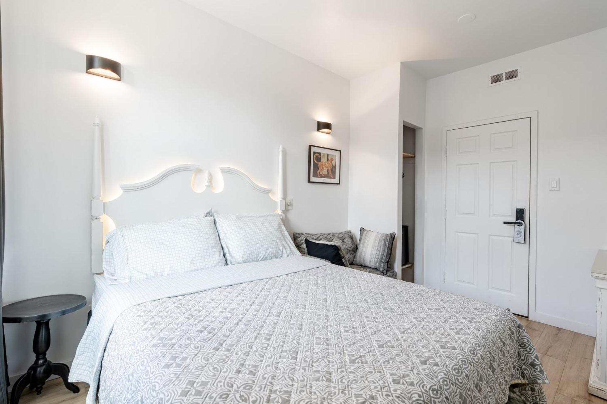 Le Coach Hotel Montreal
