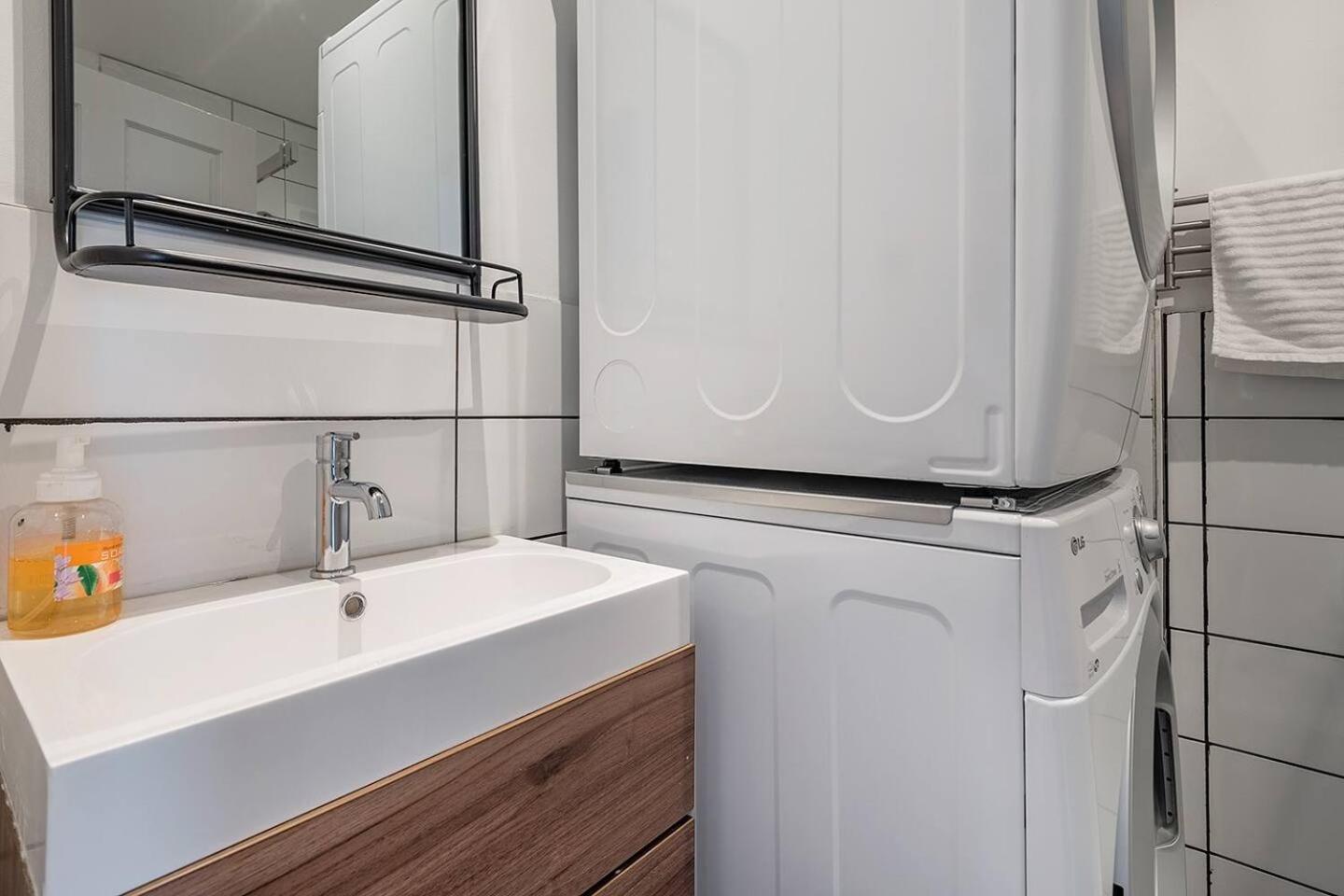 5-star Prime Location - Bright Apartment *