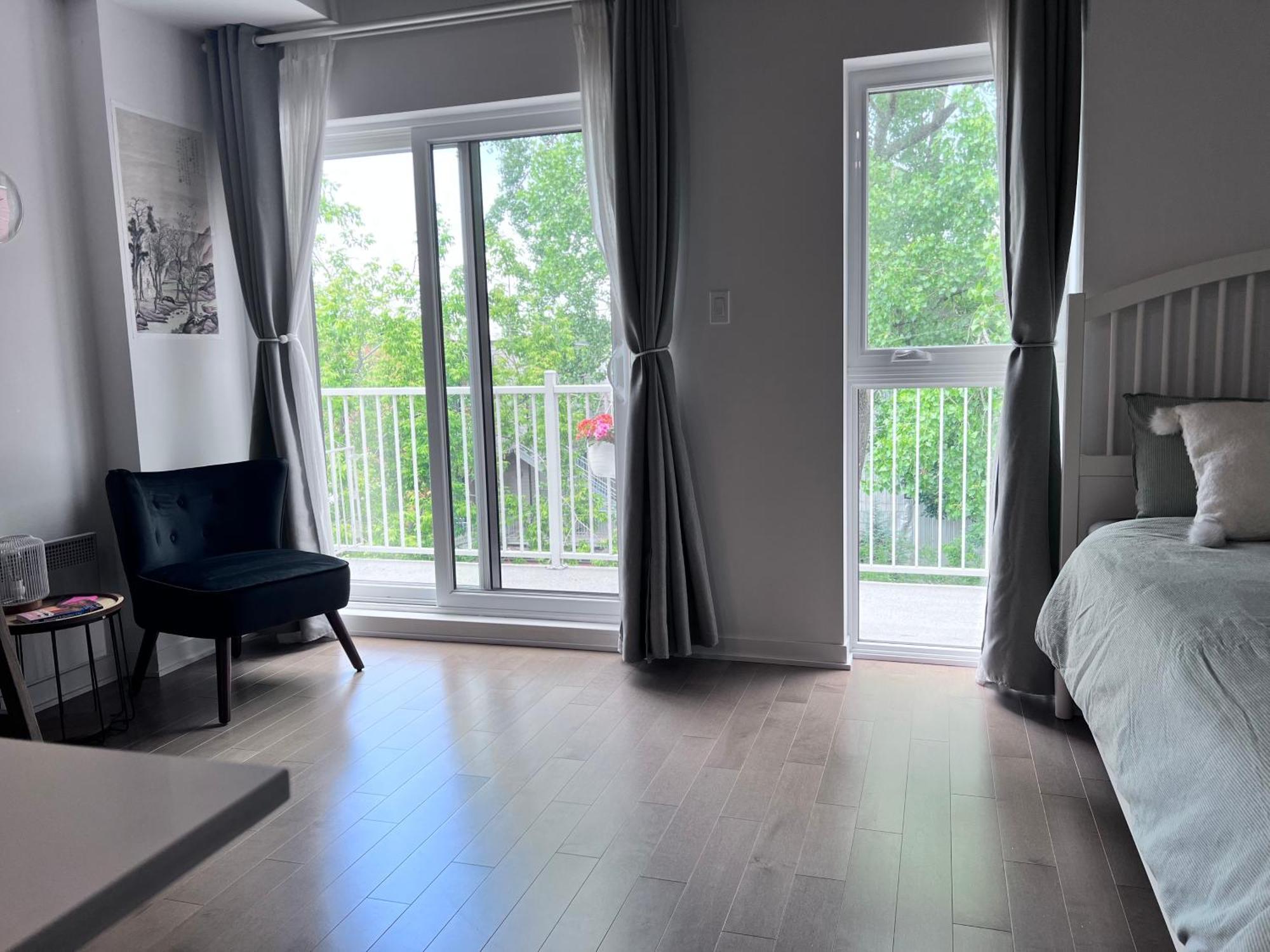 1 Min To Metro, New Condo, Lovely Cozy Studio * Montreal