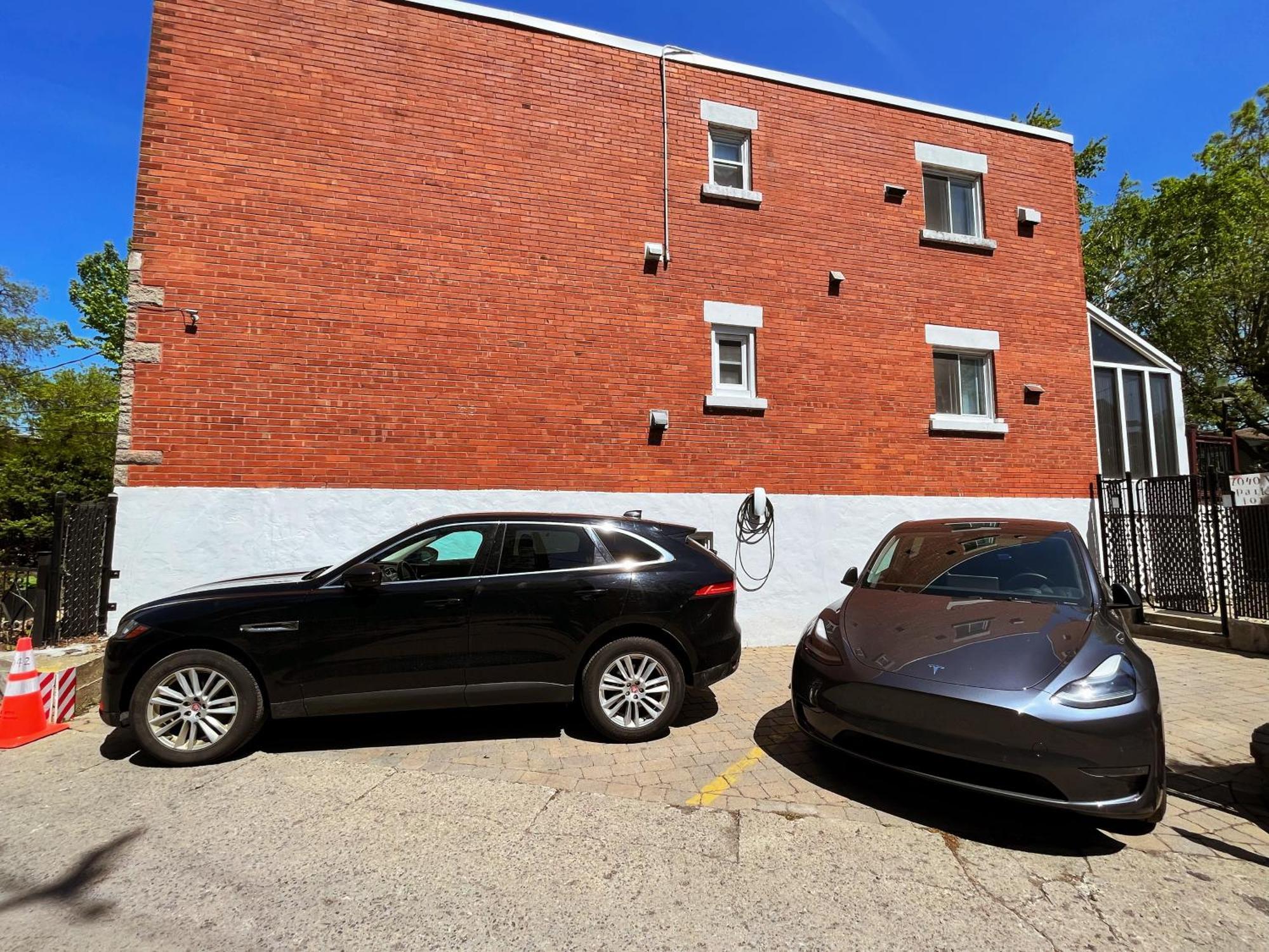 Peace House Subway&private Parking 5 Mins Downtown Villa