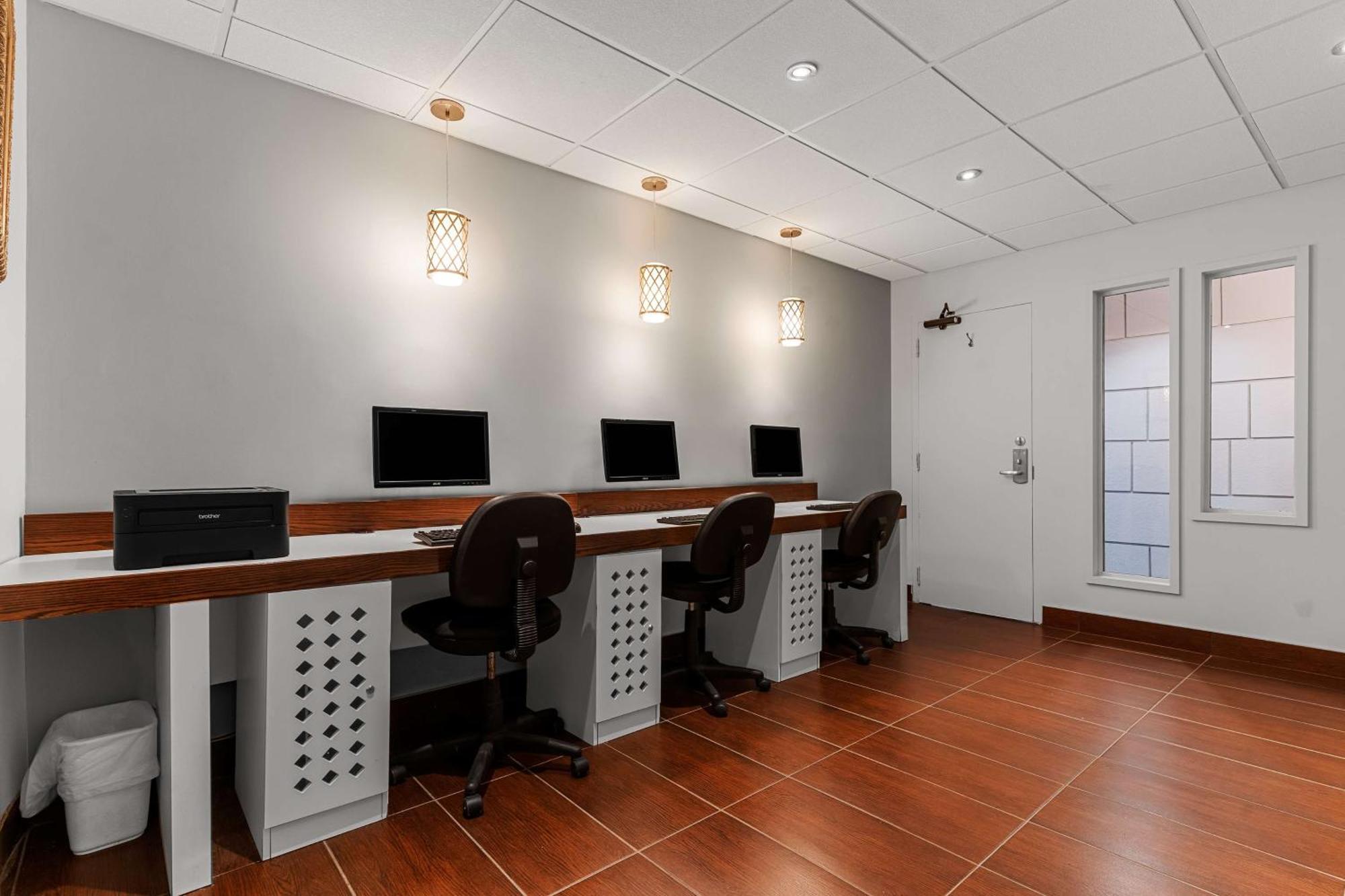 Western Ville-marie & Hotel 4*