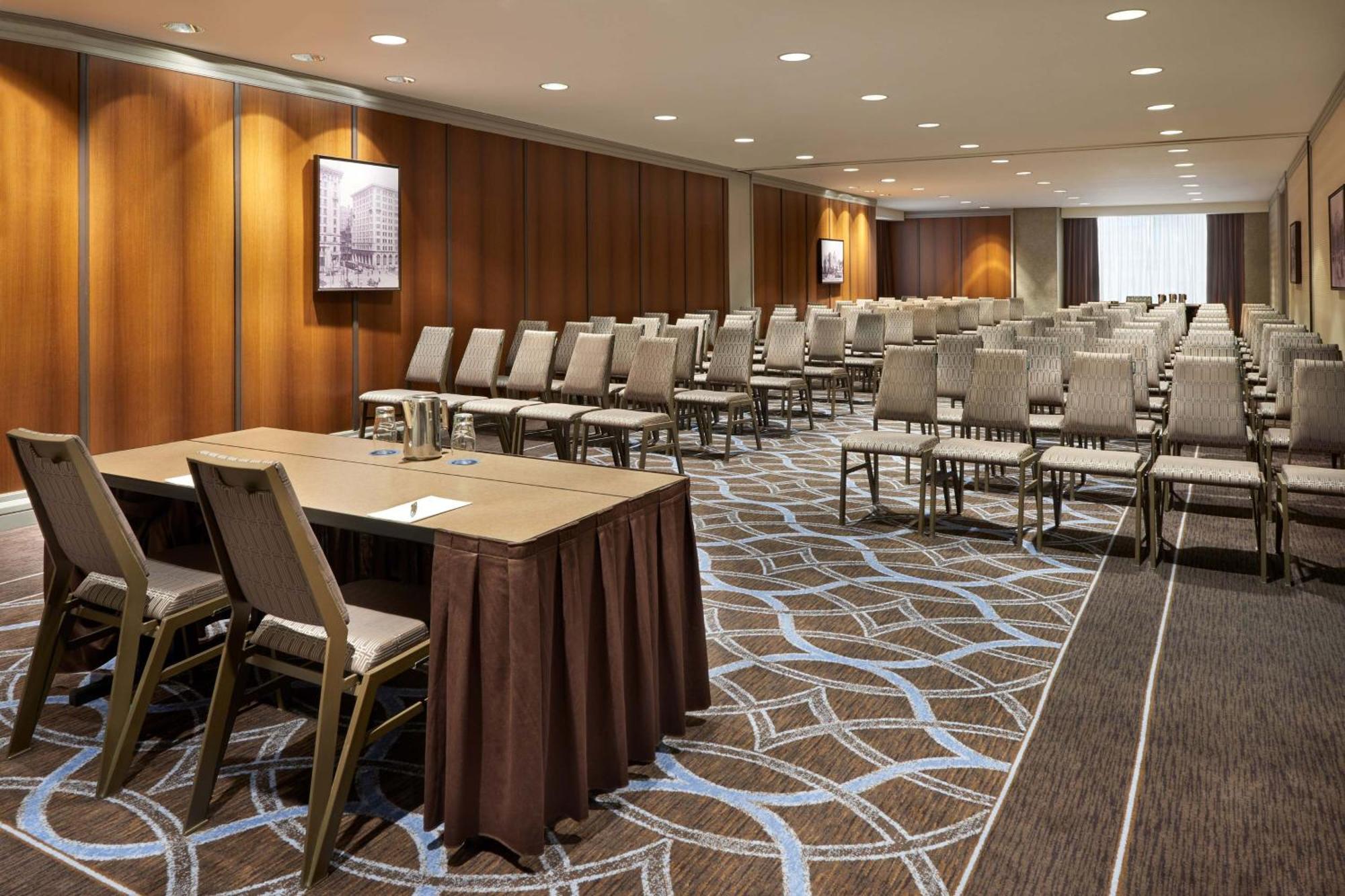 Le Centre Sheraton Hotel