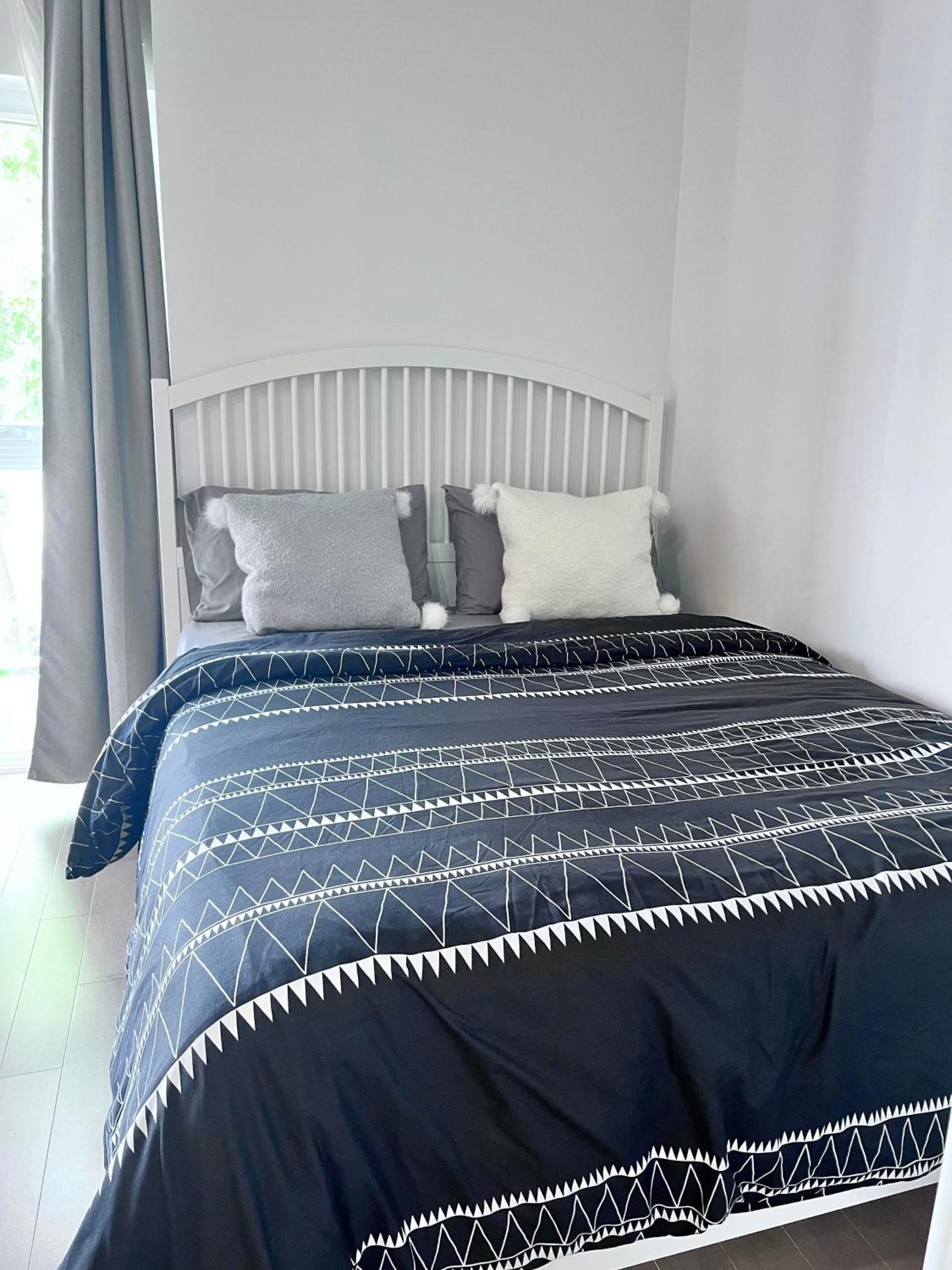 1 Min To Metro, New Condo, Lovely Cozy Studio * Montreal