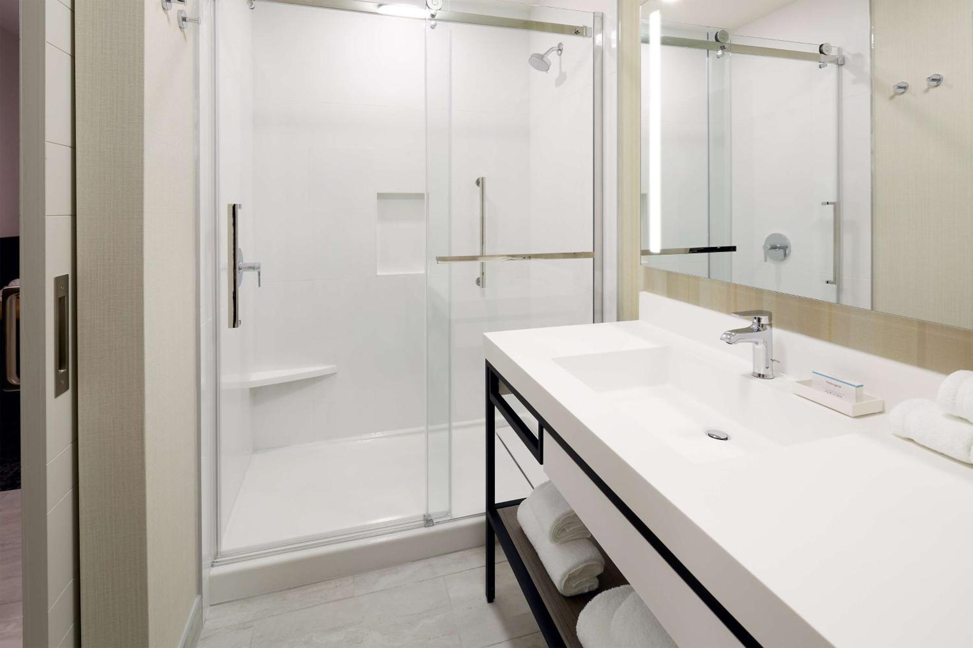 Hilton Garden Midtown, Quebec, Canada 4*