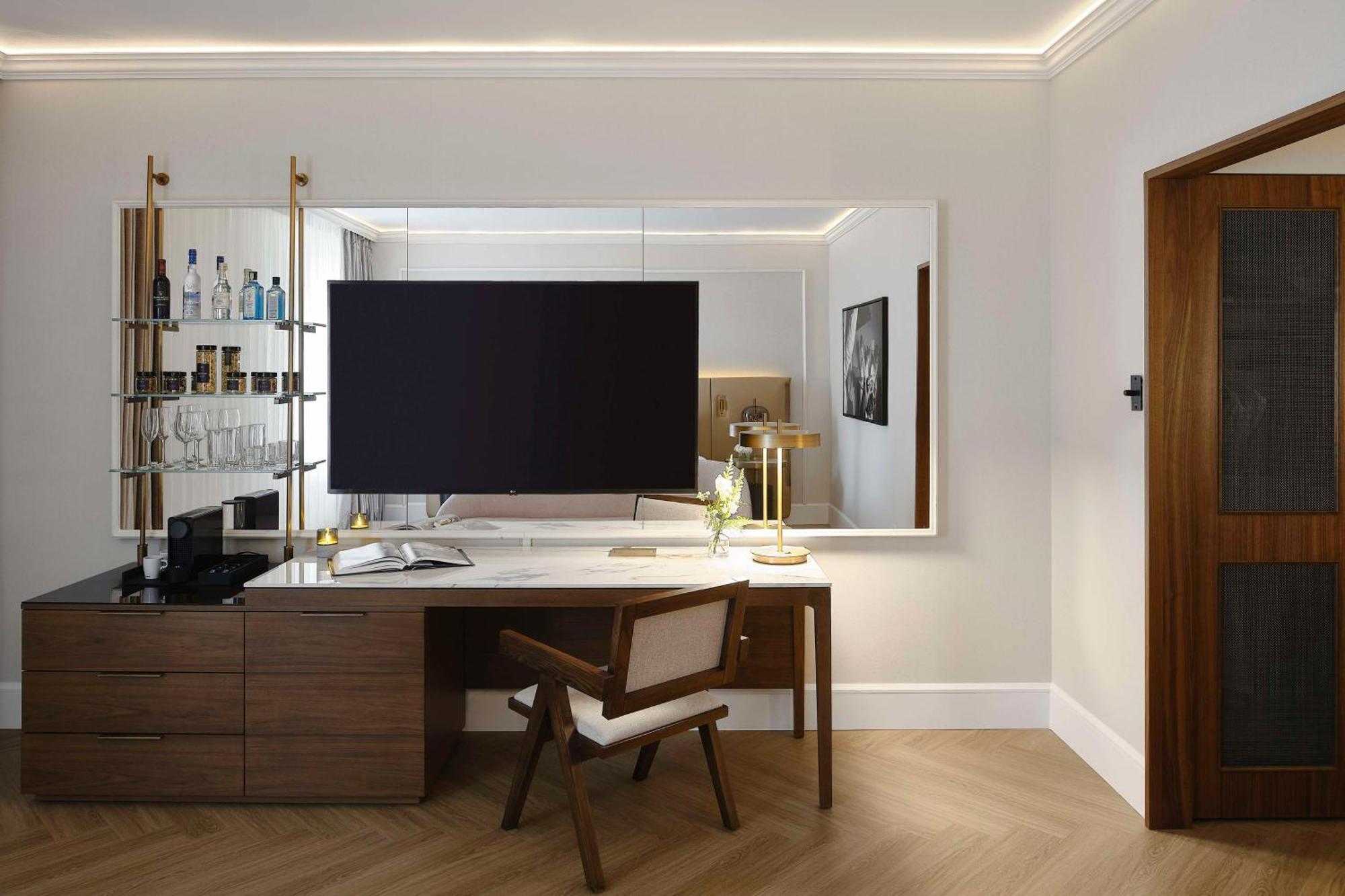 Vogue Downtown, Curio Collection By Hilton Hotel 4*